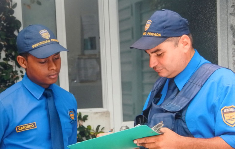 Guardia de Steel Seguridad realizando ronda de control en sitio