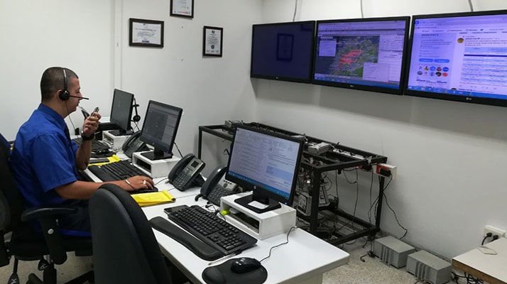 Operador en el centro de monitoreo satelital de Steel Seguridad